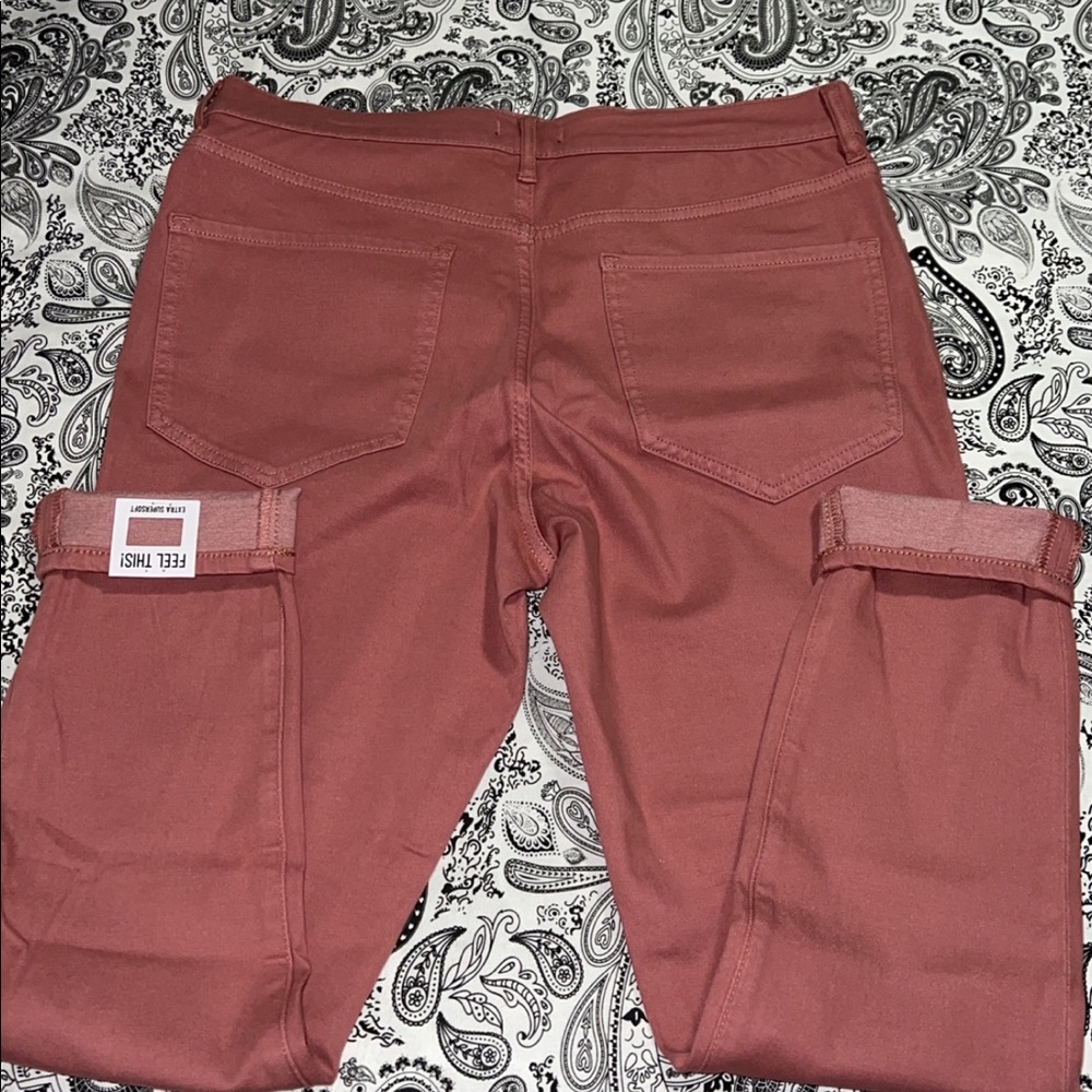 Extra super soft 4- way hyper stretch, skinny high rise capri jeans.